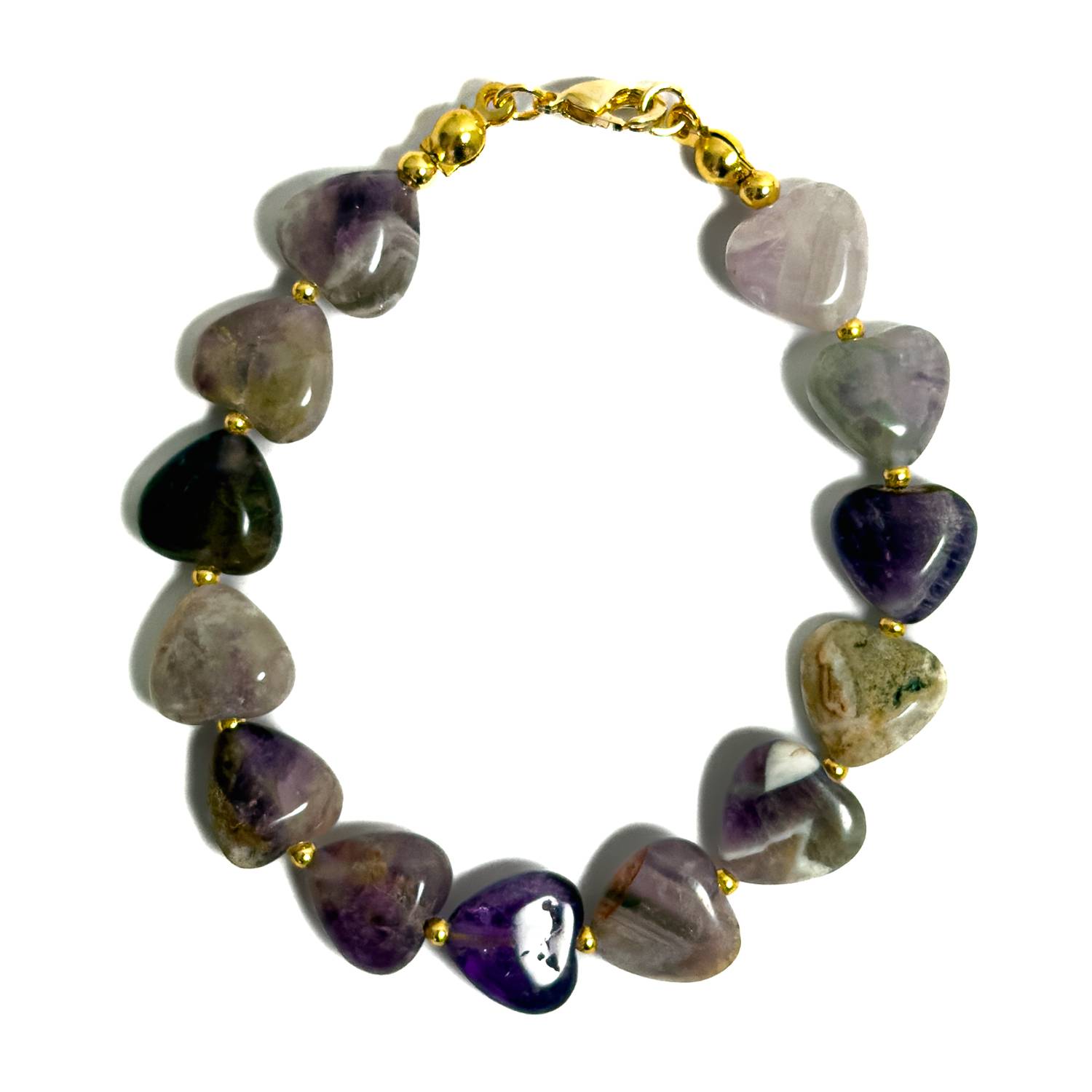 Pulsera artesanal MAVIS elaborada con corazones de Amatista Matizada natural en tonos violeta, lila y gris, con separadores dorados y broche de baño de oro