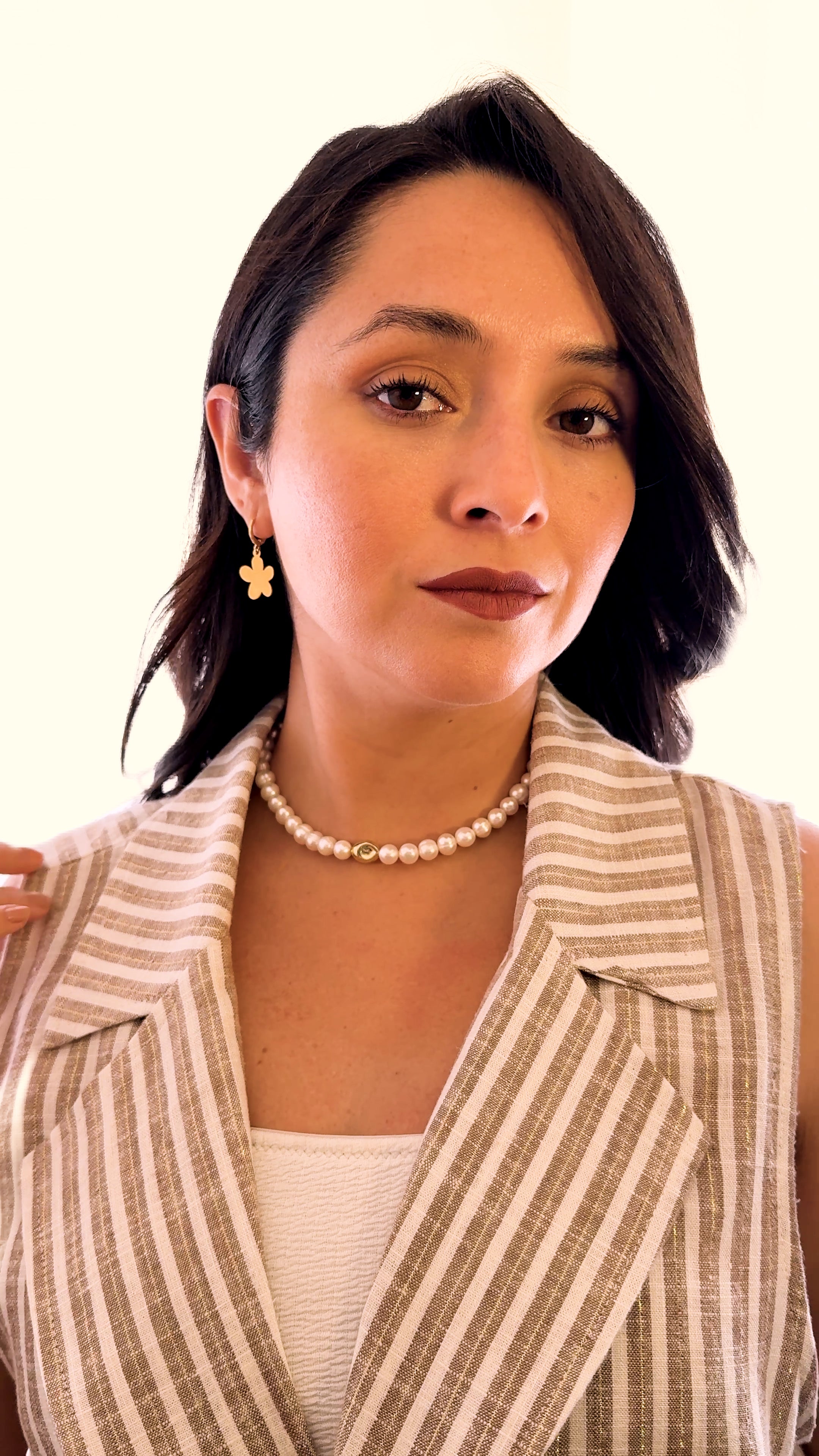 Modelo luciendo el Collar Aura de MAVIS elaborado con perlas naturales de agua dulce, una joya artesanal elegante y minimalista para uso diario.