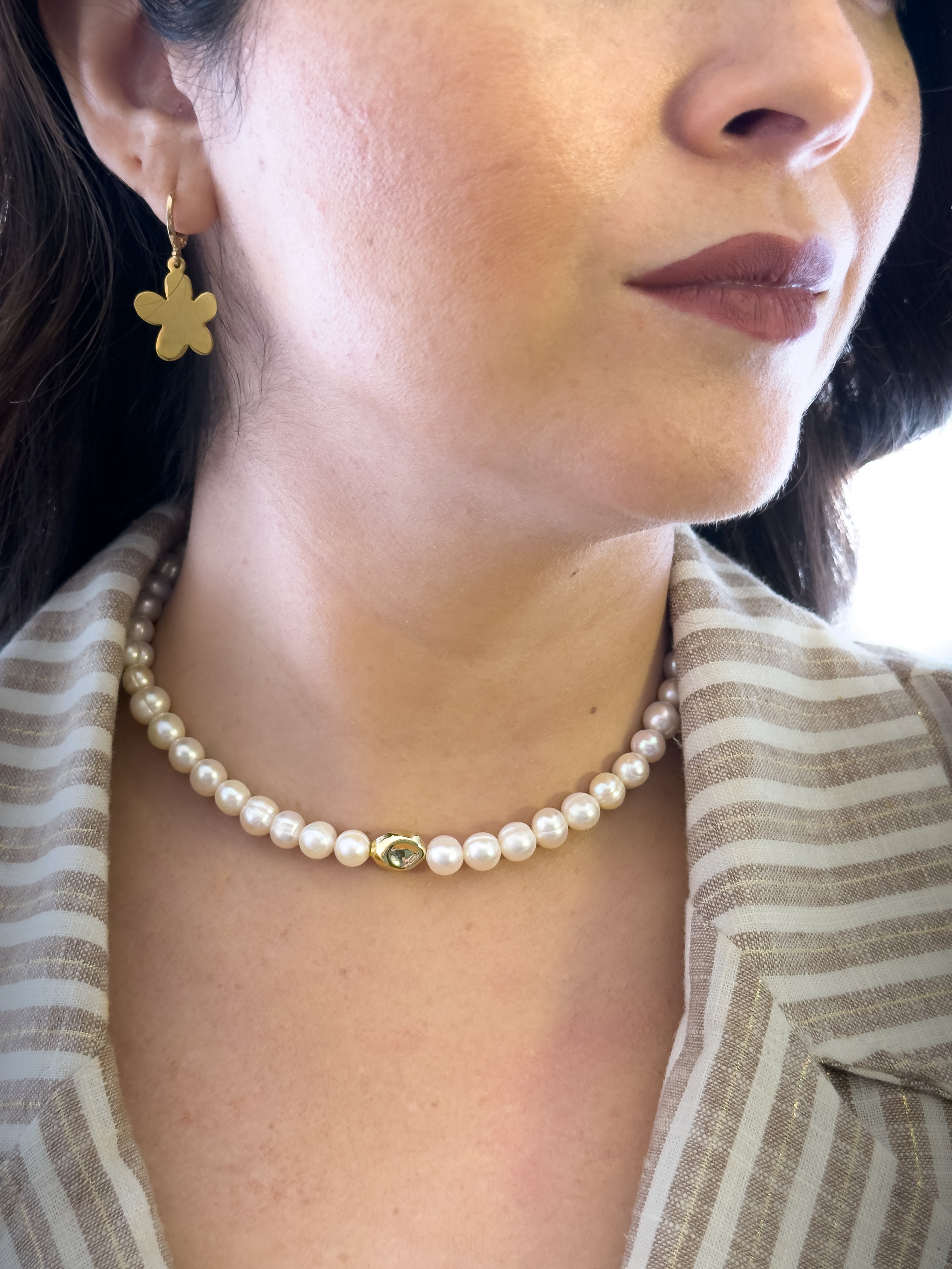 Modelo luciendo el Collar Aura de MAVIS elaborado con perlas naturales de agua dulce, una joya artesanal elegante y minimalista para uso diario.