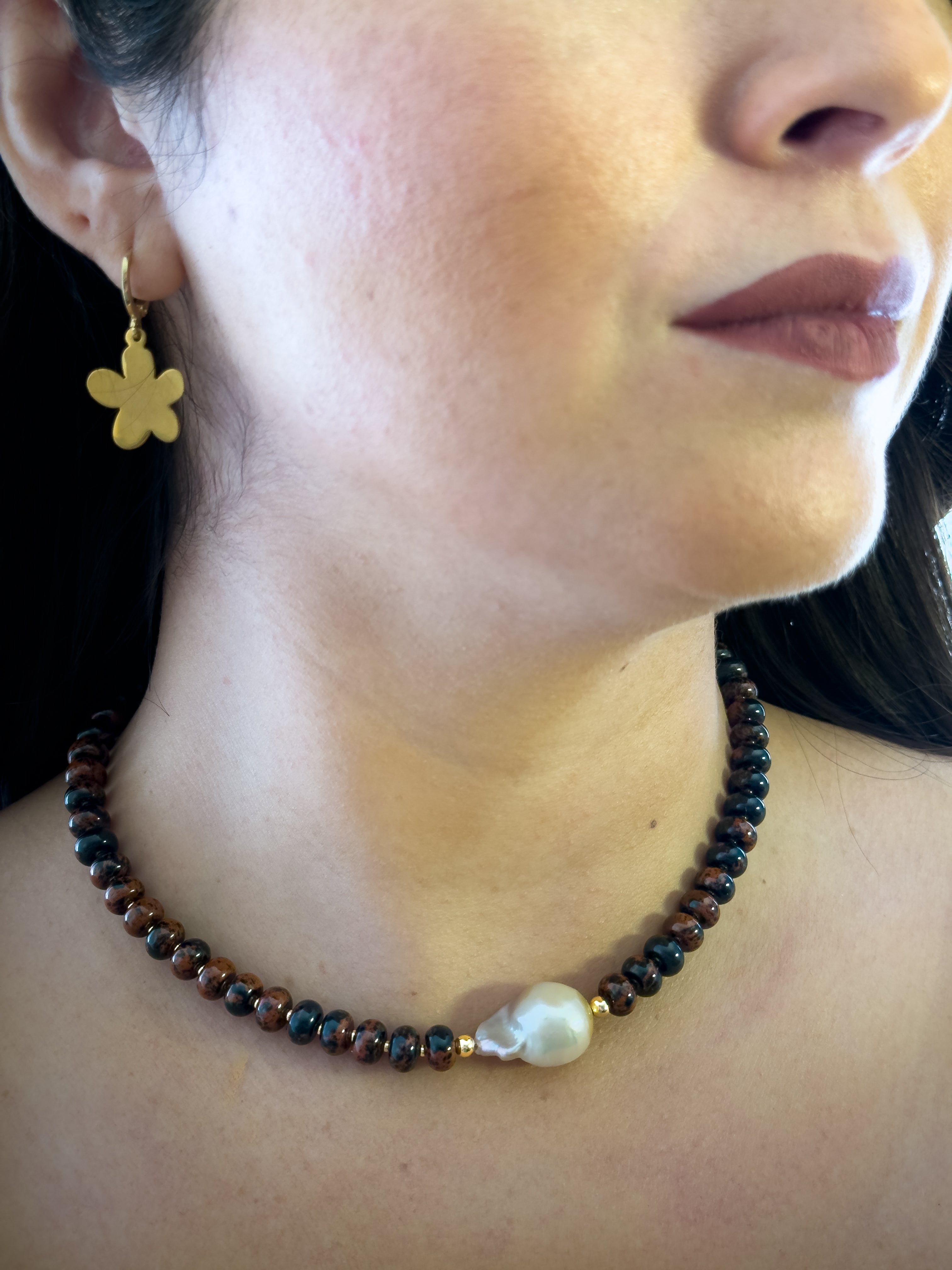 Mujer usando collar de obsidiana caoba con perla barroca de la marca MAVIS.