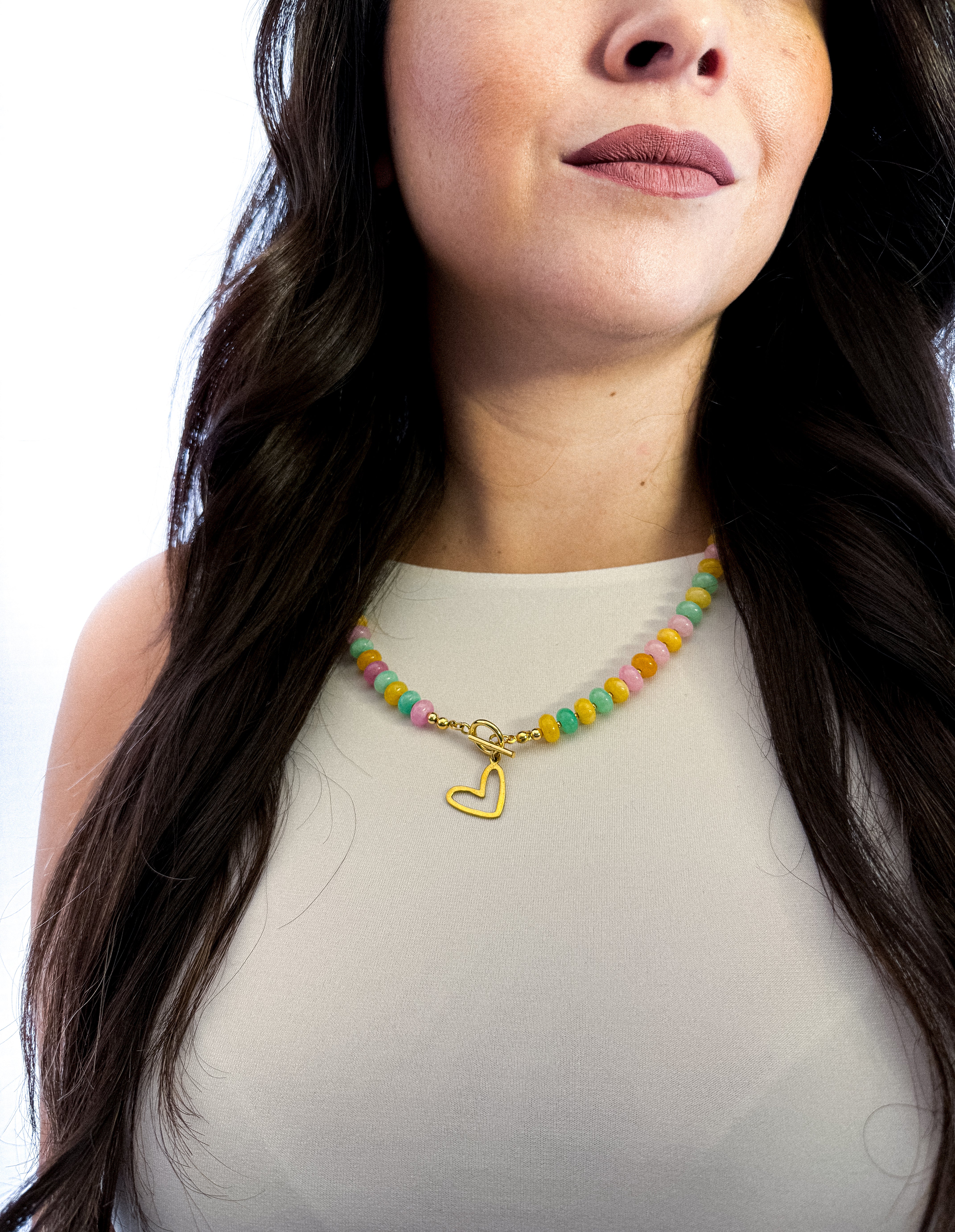 Modelo usando collar de ágatas naturales multicolor con corazón artesanal de MAVIS.