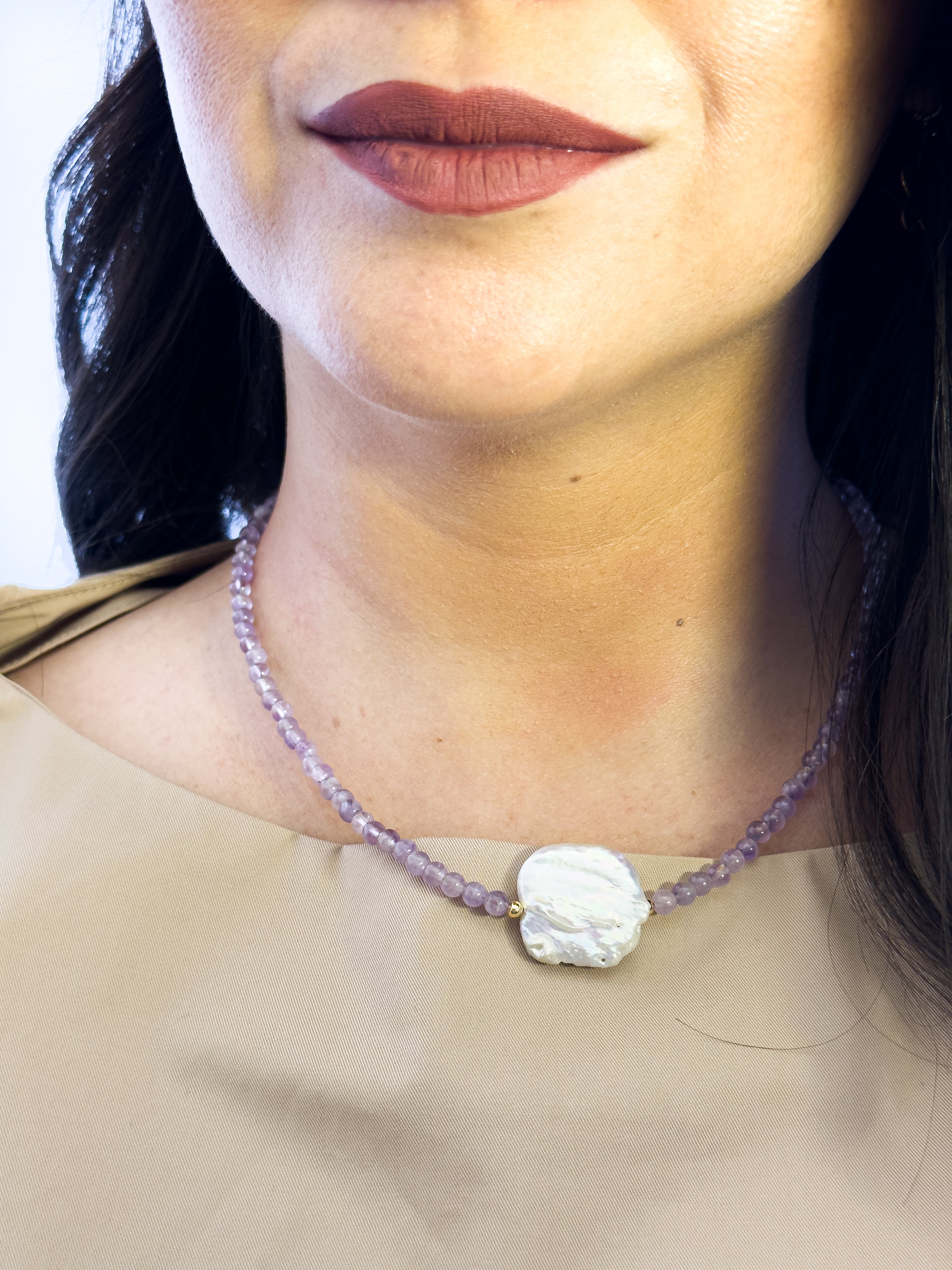 Modelo usando collar de amatista natural con perla barroca cultivada de MAVIS