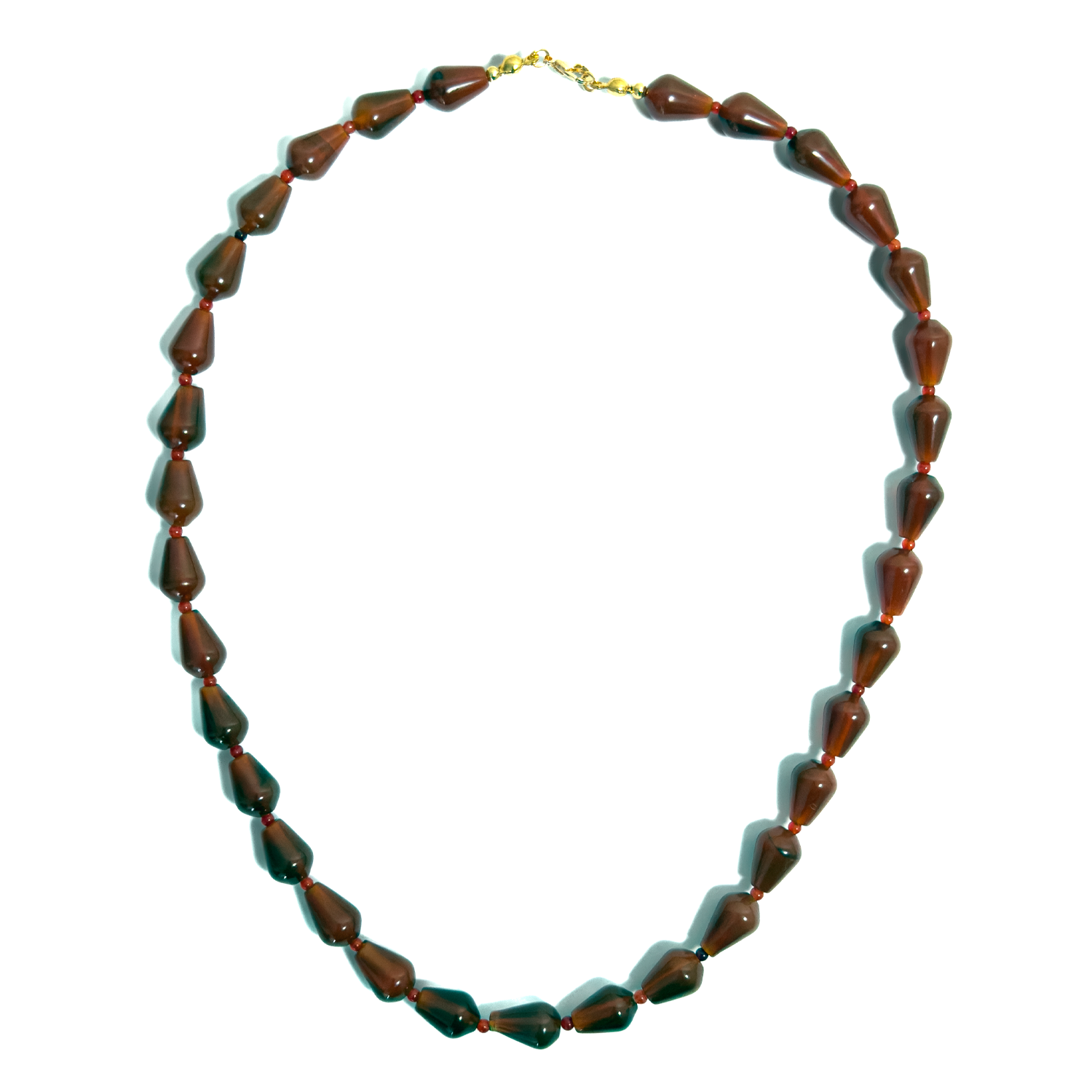 Collar de mujer elaborado con gemas naturales de cornalina en forma de gota y cierre con baño de oro sobre fondo blanco