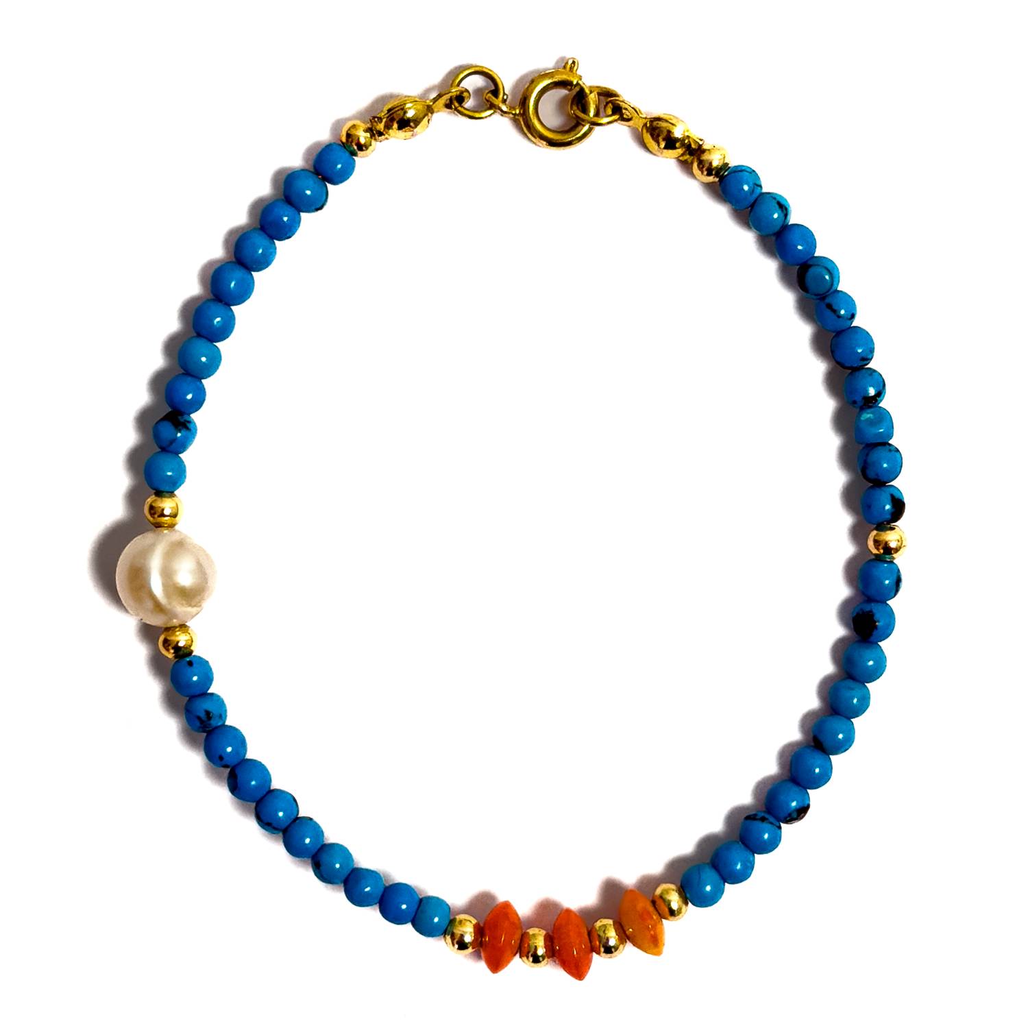 Pulsera artesanal MAVIS con cuentas de turquesa azul, detalles de coral naranja, perla central y broche con baño de oro