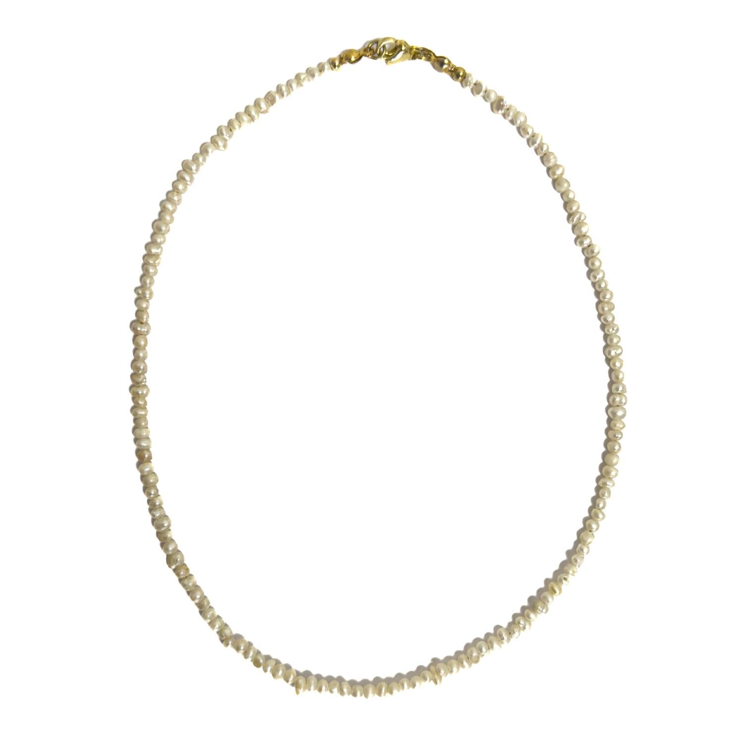 Collar de micro perlas cultivadas para mujer con broche de baño de oro sobre fondo blanco.