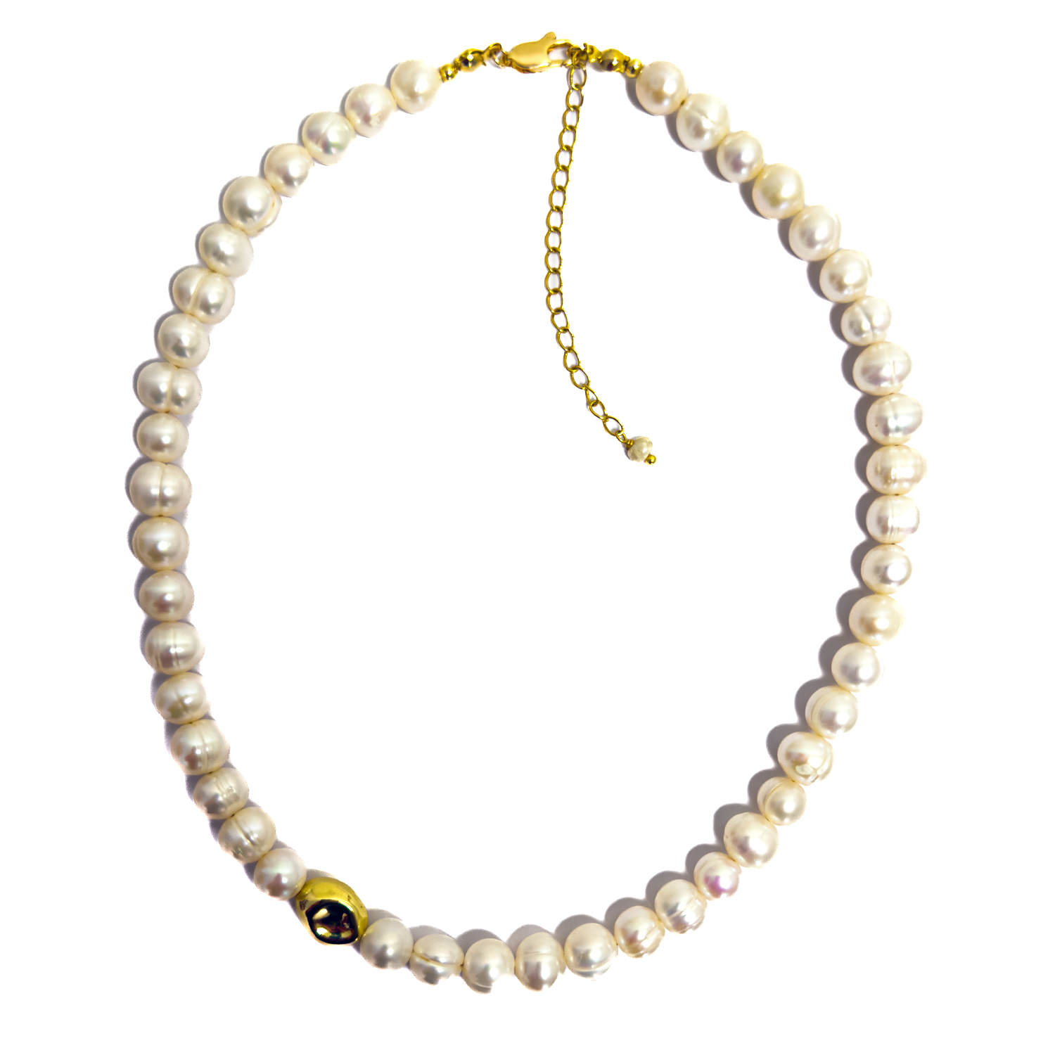 Collar Aura de MAVIS elaborado con perlas naturales de agua dulce y detalle central bañado en oro sobre fondo blanco.