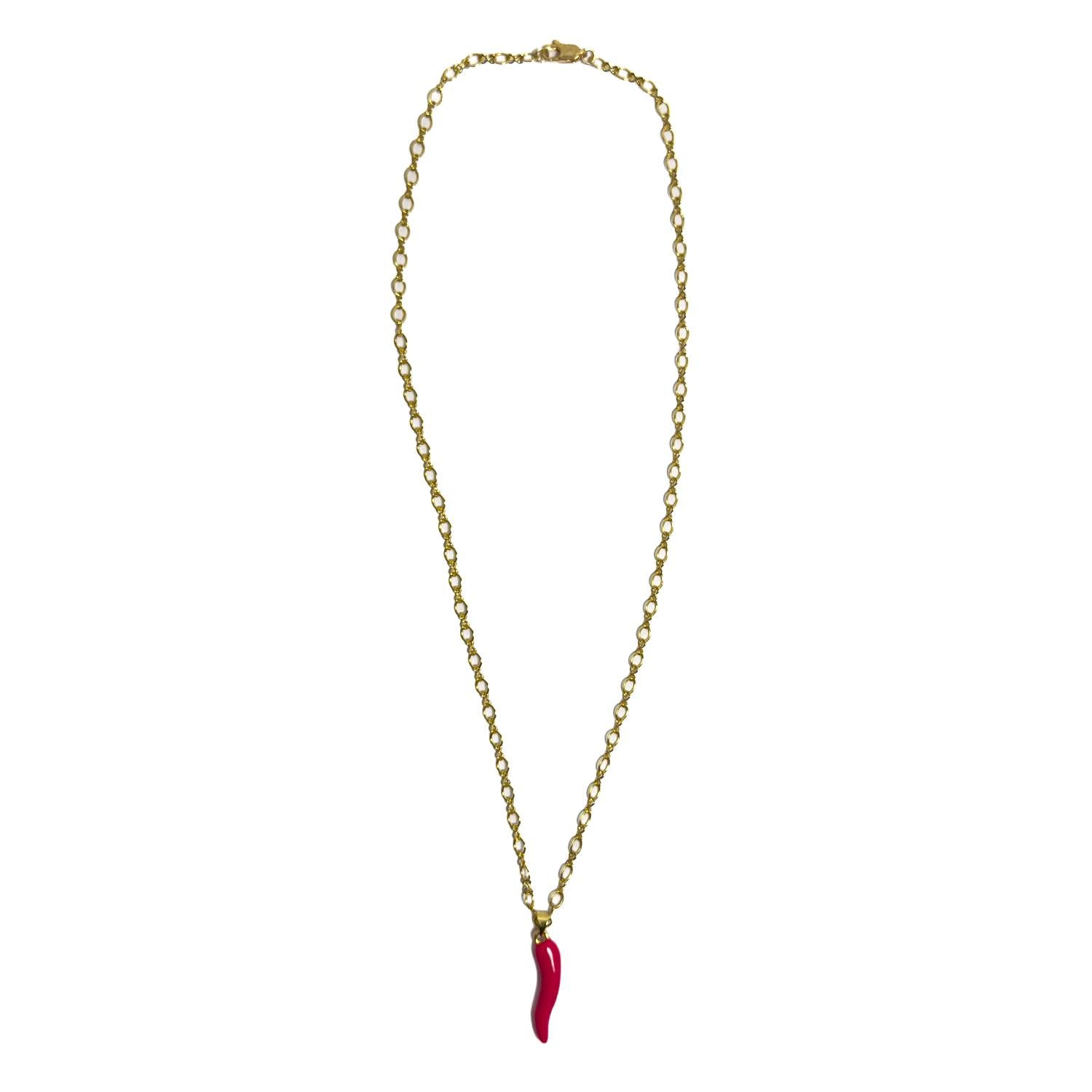 Collar Cornicello fuccisa con baño de oro 18k inspirado en el amuleto italiano Cornicello sobre fondo blanco.
