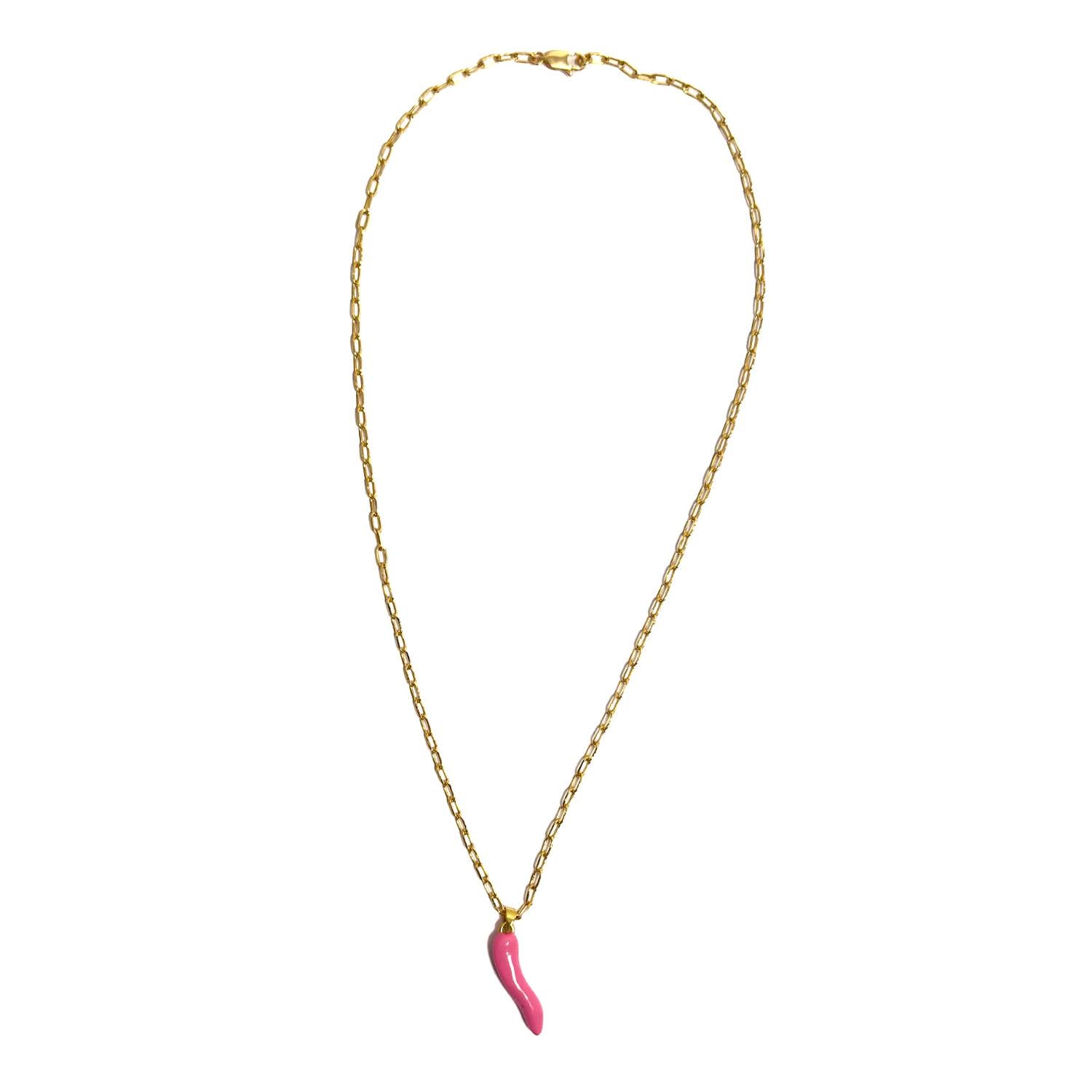 Collar Cornicello rosado con baño de oro 18k inspirado en el amuleto italiano Cornicello sobre fondo blanco.