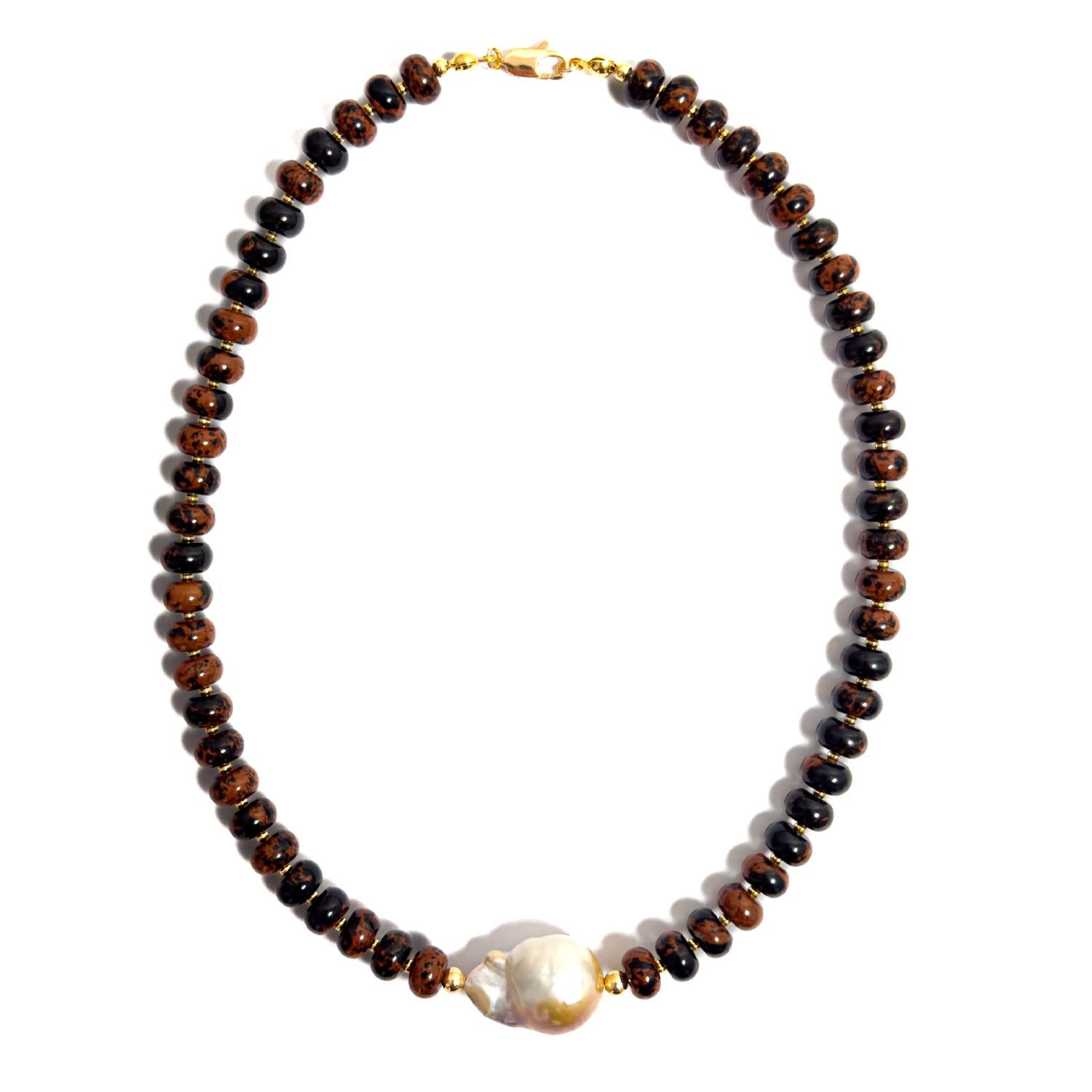 Collar de mujer con obsidiana caoba natural y perla barroca sobre fondo blanco.