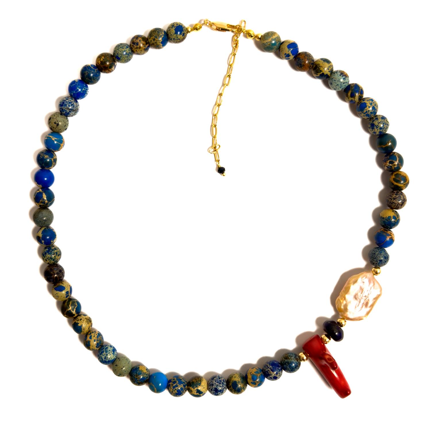 Collar artesanal de jaspe imperial azul con perla barroca  y coral bambú rojo, elaborado a mano por MAVIS.