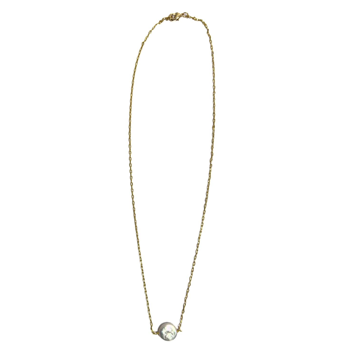 Collar para mujer con perla barroca natural sobre cadena bañada en oro, diseño minimalista de MAVIS.