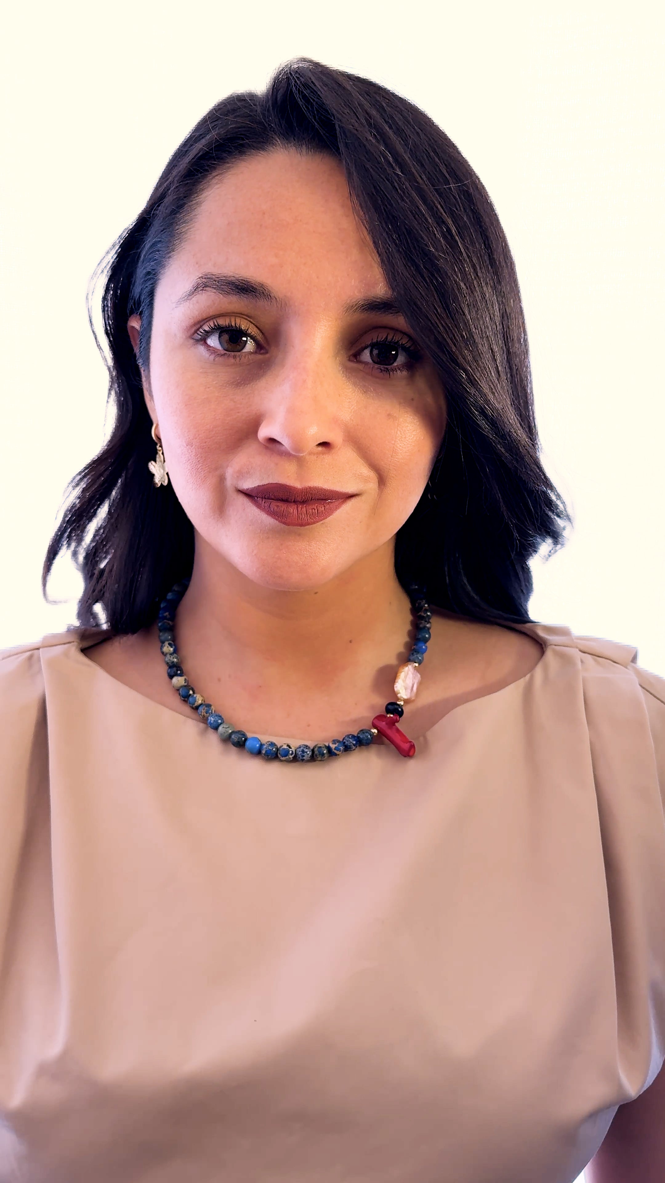 Modelo usando collar artesanal de jaspe imperial azul, perla barroca y coral bambú de la colección MAVIS.
