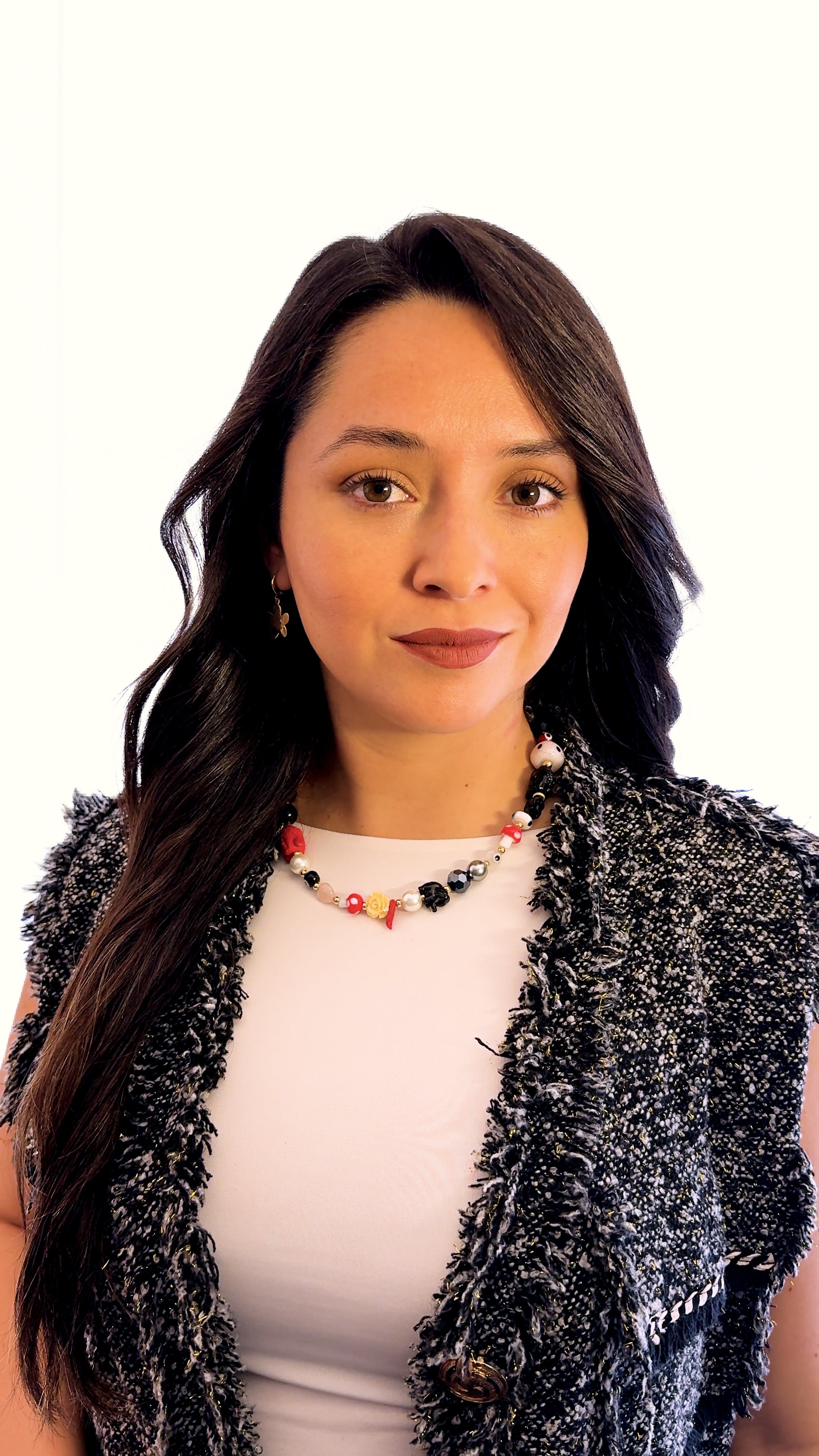 Modelo usando el Collar Fortuna de MAVIS con amuletos de protección, perlas y cristales en un diseño artesanal colorido.