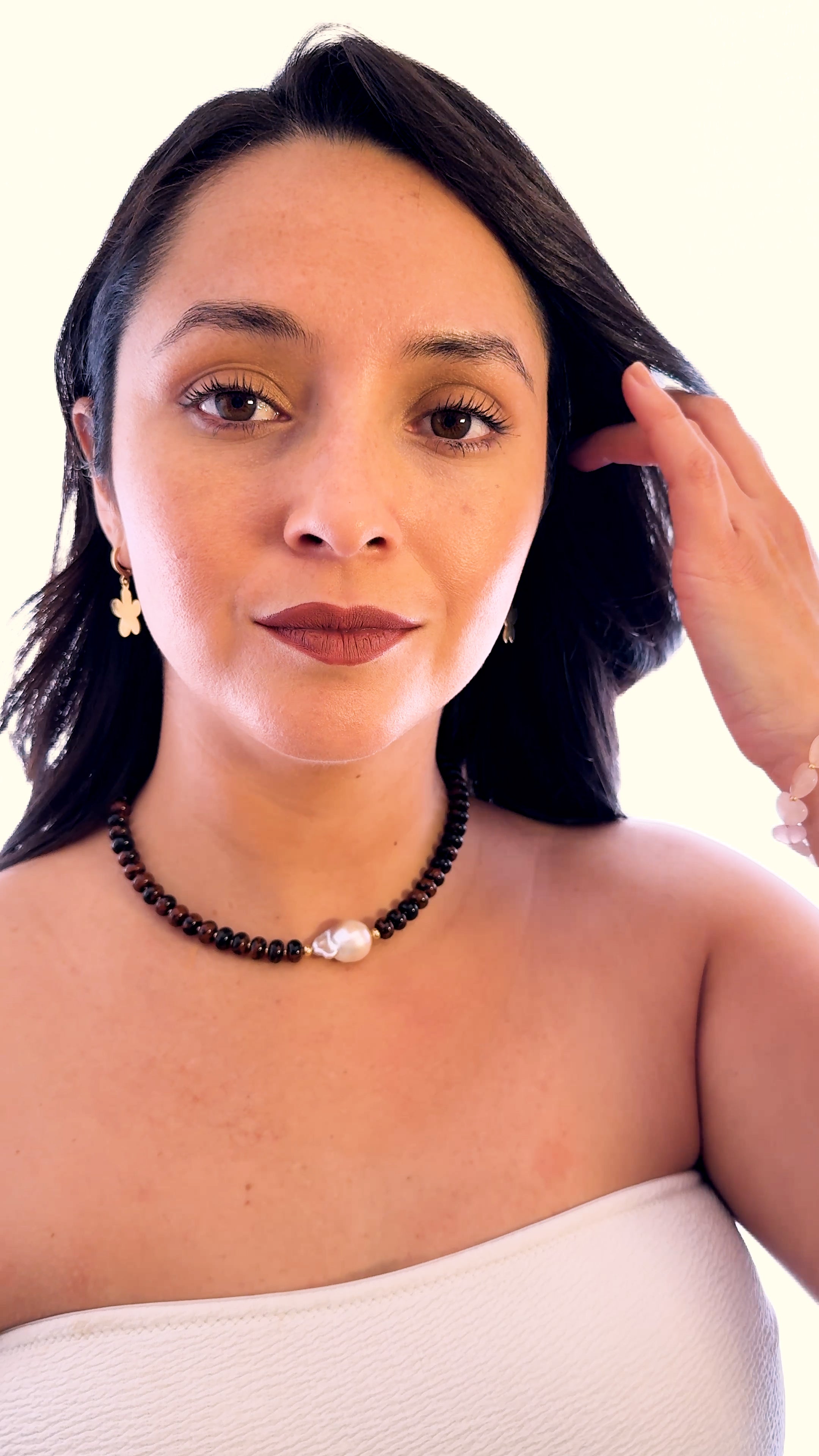 Mujer usando collar de obsidiana caoba con perla barroca de la marca MAVIS.