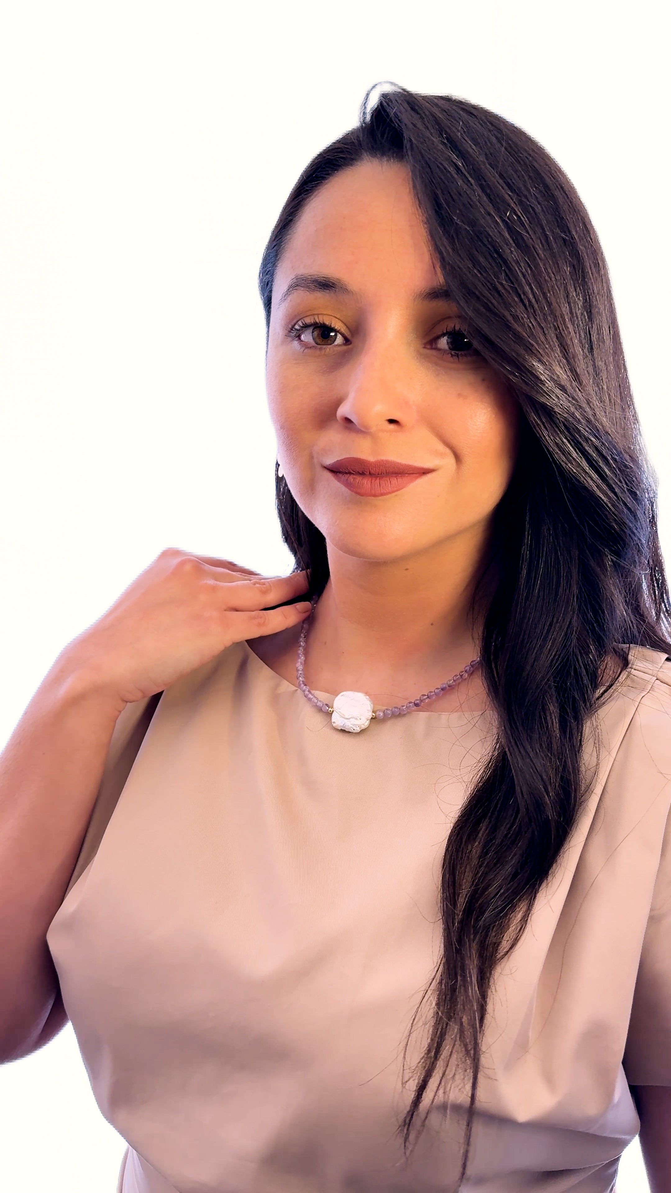 Modelo usando collar de amatista natural con perla barroca cultivada de MAVIS