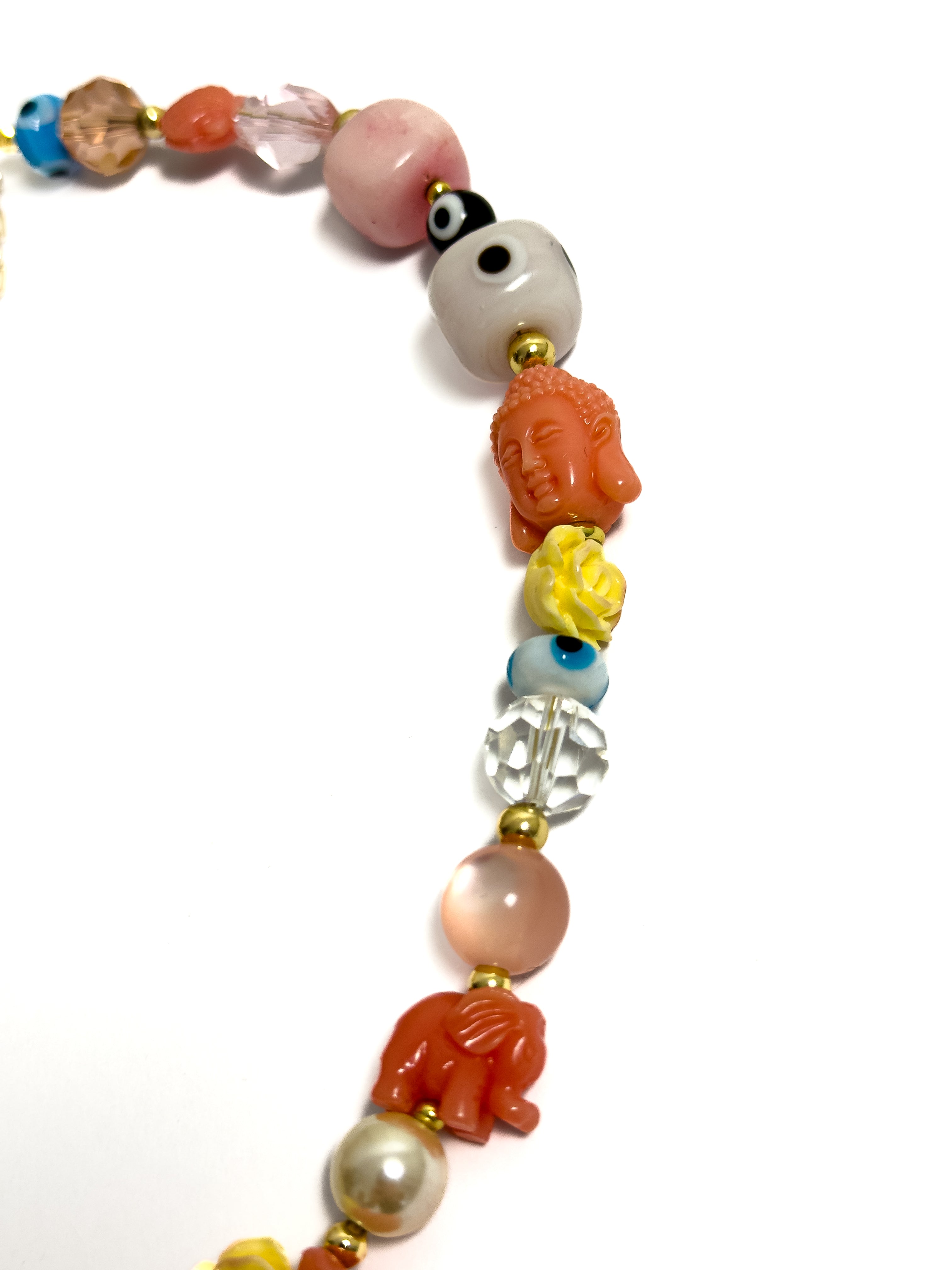 Collar artesanal MAVIS con amuletos de la fortuna, Budas, ojos turcos, elefantes, perlas, cristales y detalles esmaltados, elaborado a mano.
