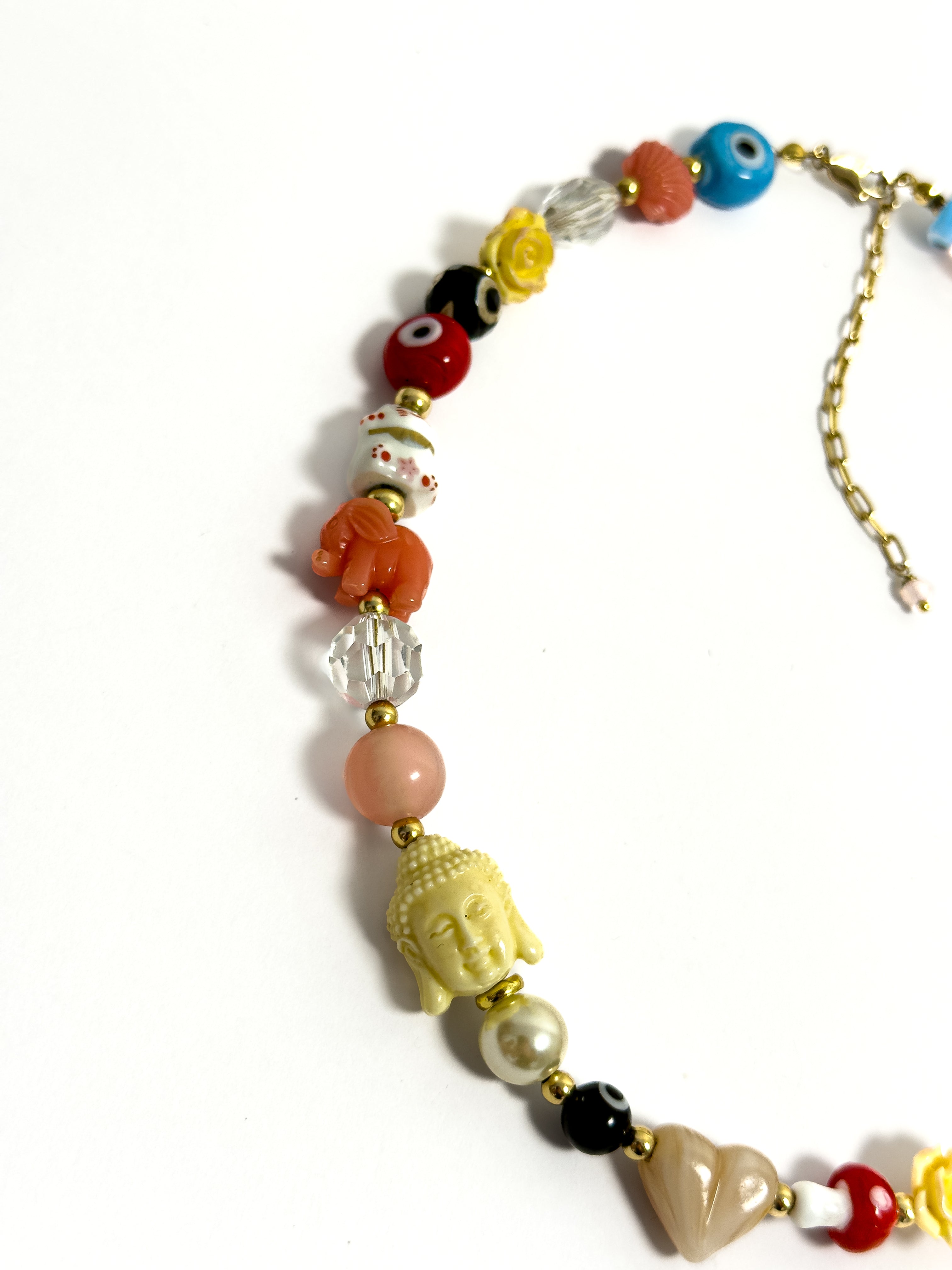 Collar artesanal MAVIS con amuletos de la fortuna, Budas, ojos turcos, elefantes, perlas, cristales y detalles esmaltados, elaborado a mano.