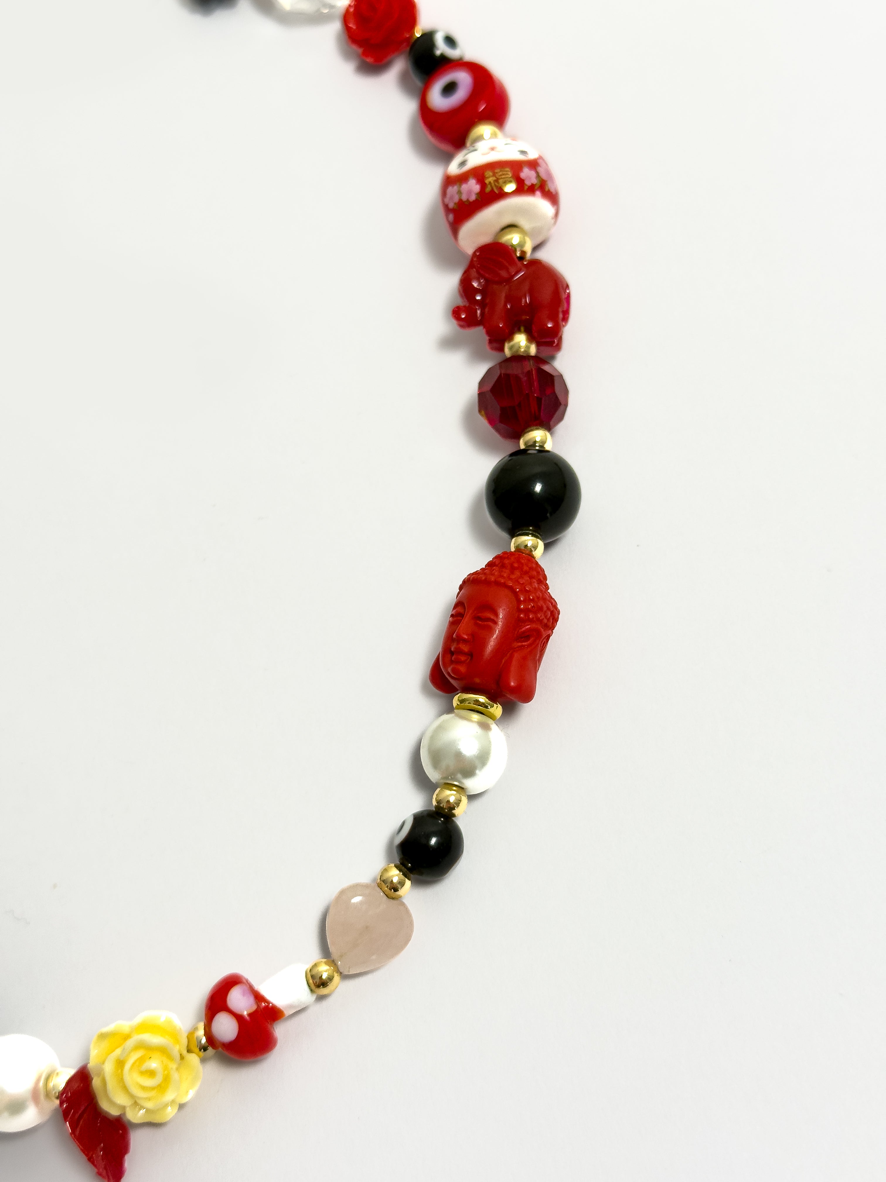 Collar artesanal MAVIS con amuletos de la fortuna, Budas, ojos turcos, elefantes, perlas, cristales y detalles esmaltados, elaborado a mano.
