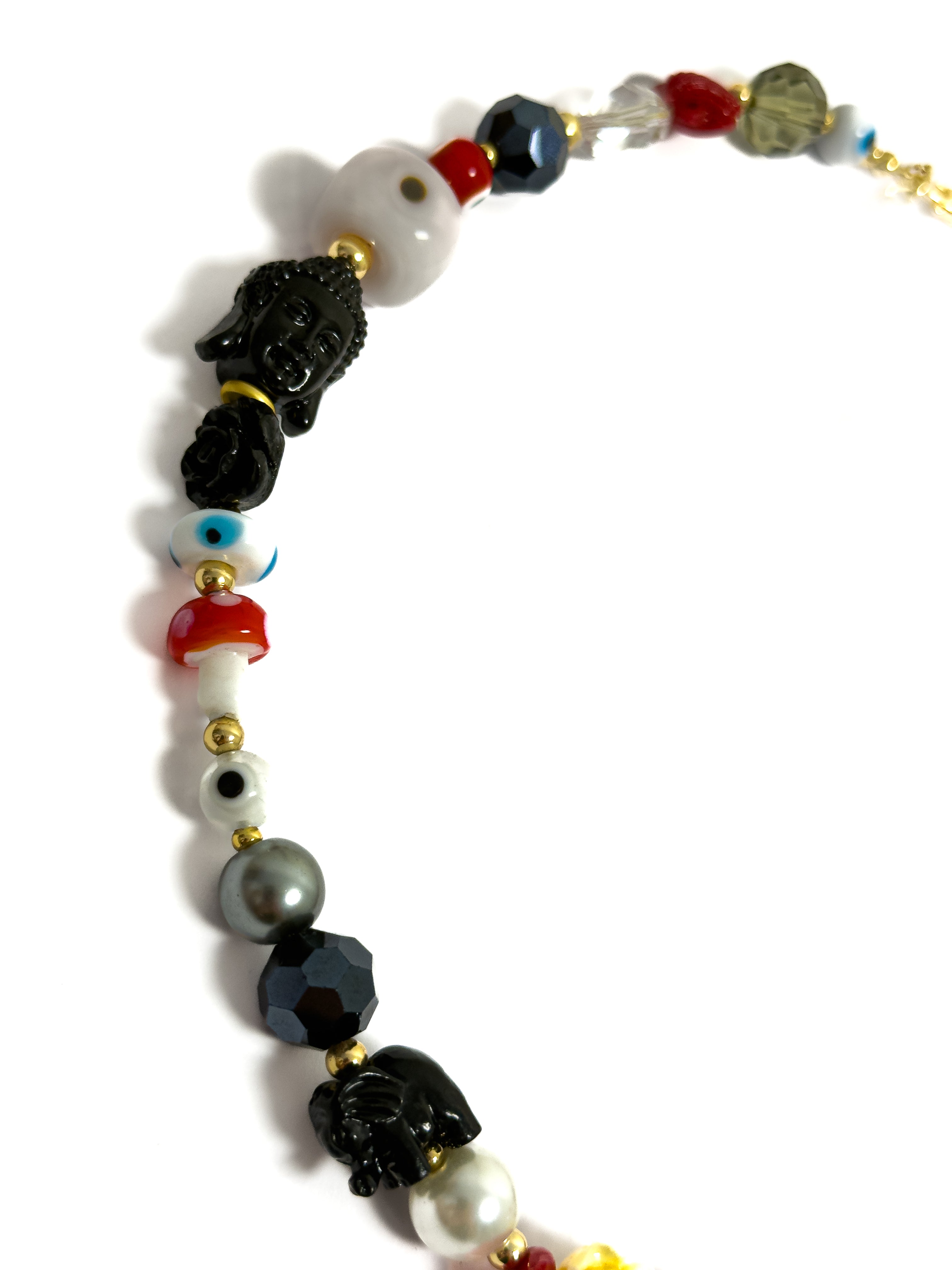 Collar artesanal MAVIS con amuletos de la fortuna, Budas, ojos turcos, elefantes, perlas, cristales y detalles esmaltados, elaborado a mano.
