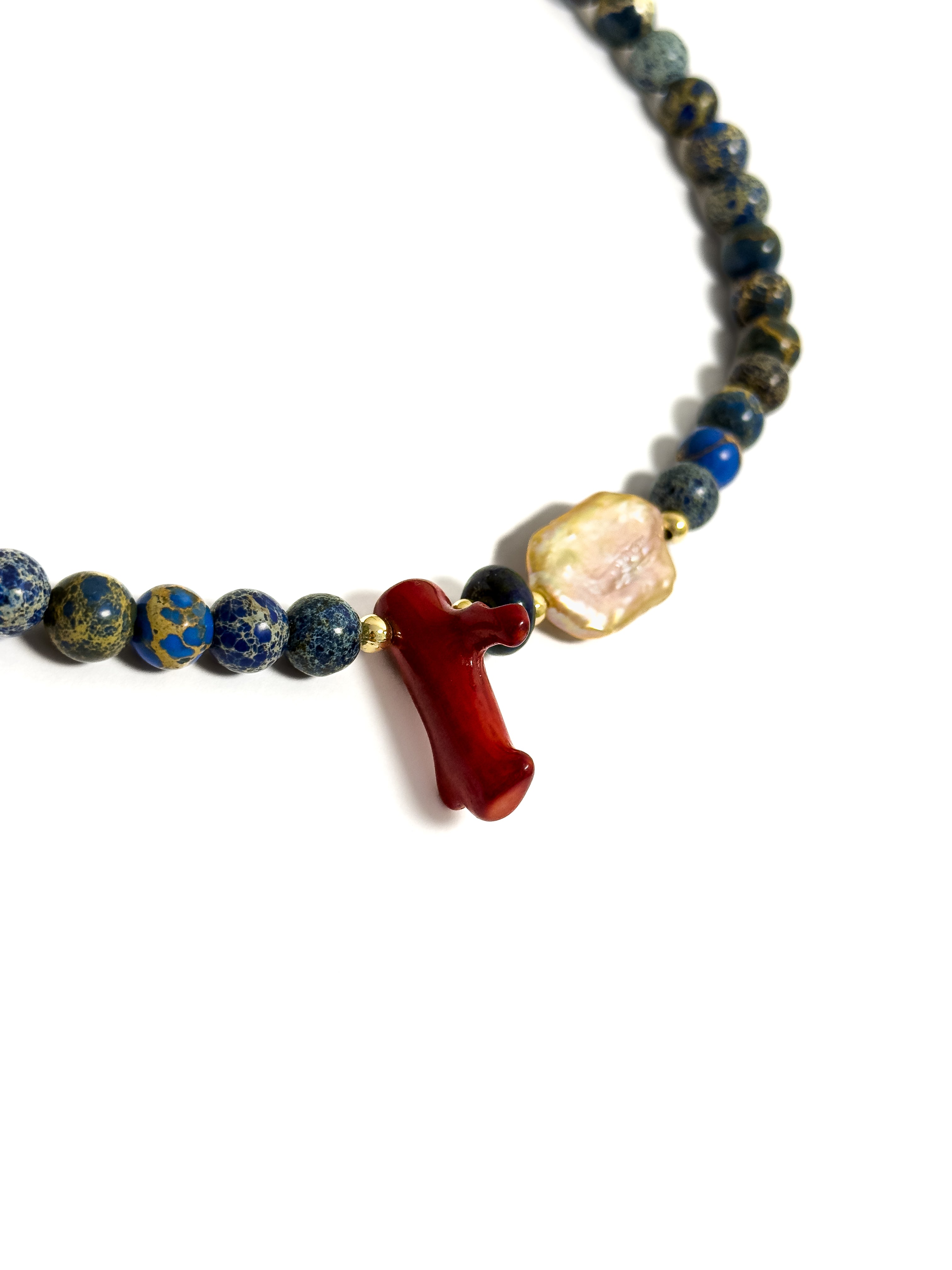 Collar artesanal de jaspe imperial azul con perla barroca y coral bambú rojo, elaborado a mano por MAVIS.