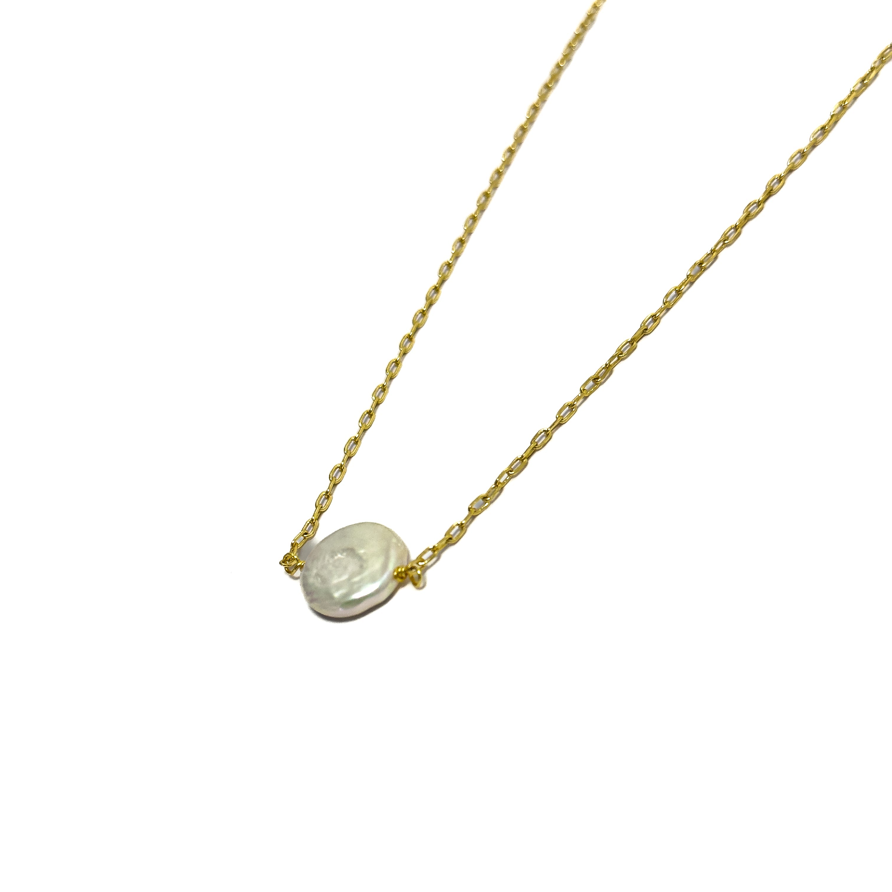 Collar para mujer con perla barroca cultivada sobre cadena bañada en oro, diseño minimalista de MAVIS.