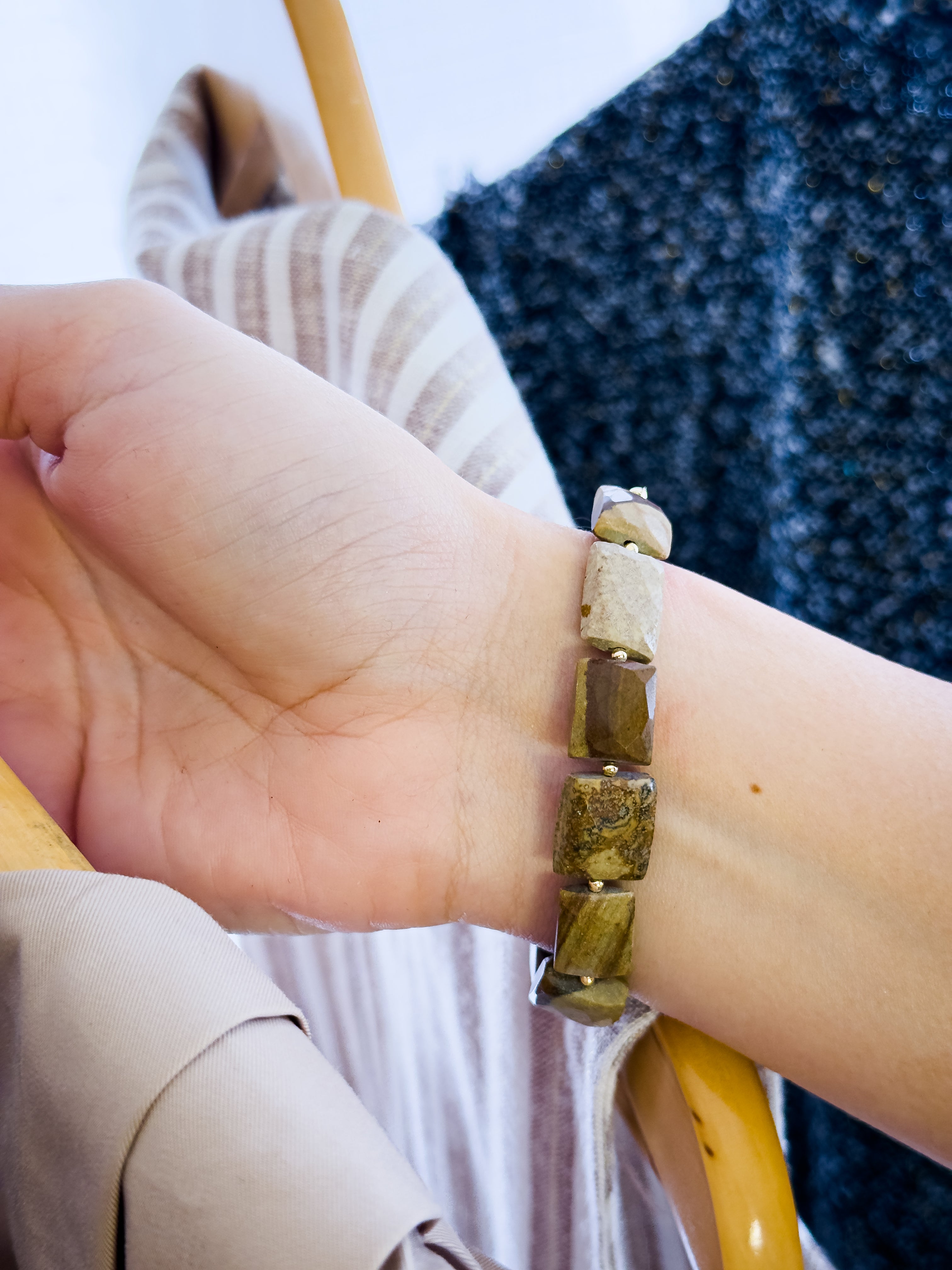 Pulsera de Jaspe Paisaje natural sobre la muñeca, mostrando las vetas minerales únicas y el diseño geométrico artesanal de MAVIS.