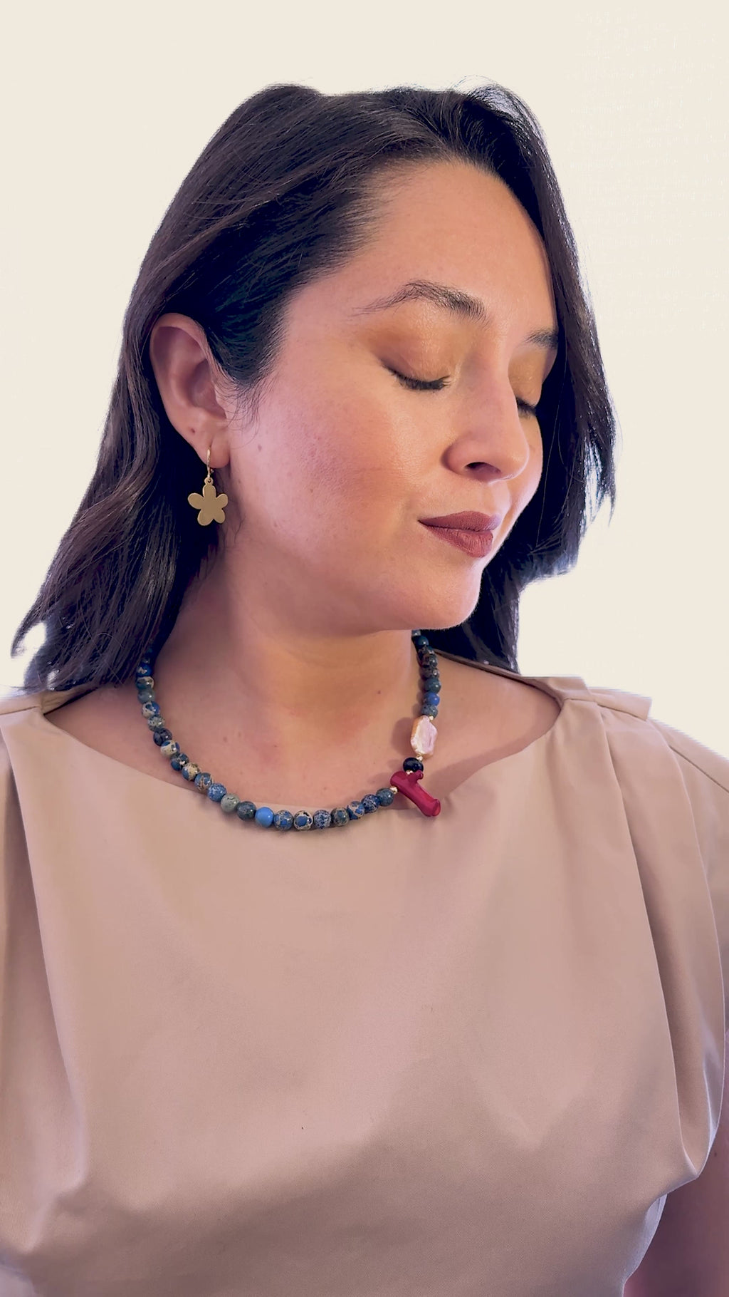 Modelo usando collar artesanal de jaspe imperial azul, perla barroca y coral bambú de la colección MAVIS.