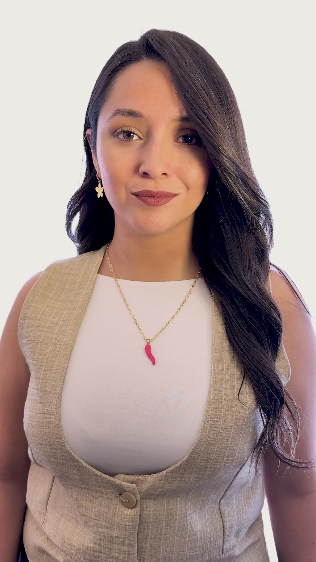 Modelo usando collar Cornicello fuccia de MAVIS con cadena dorada y look minimalista.