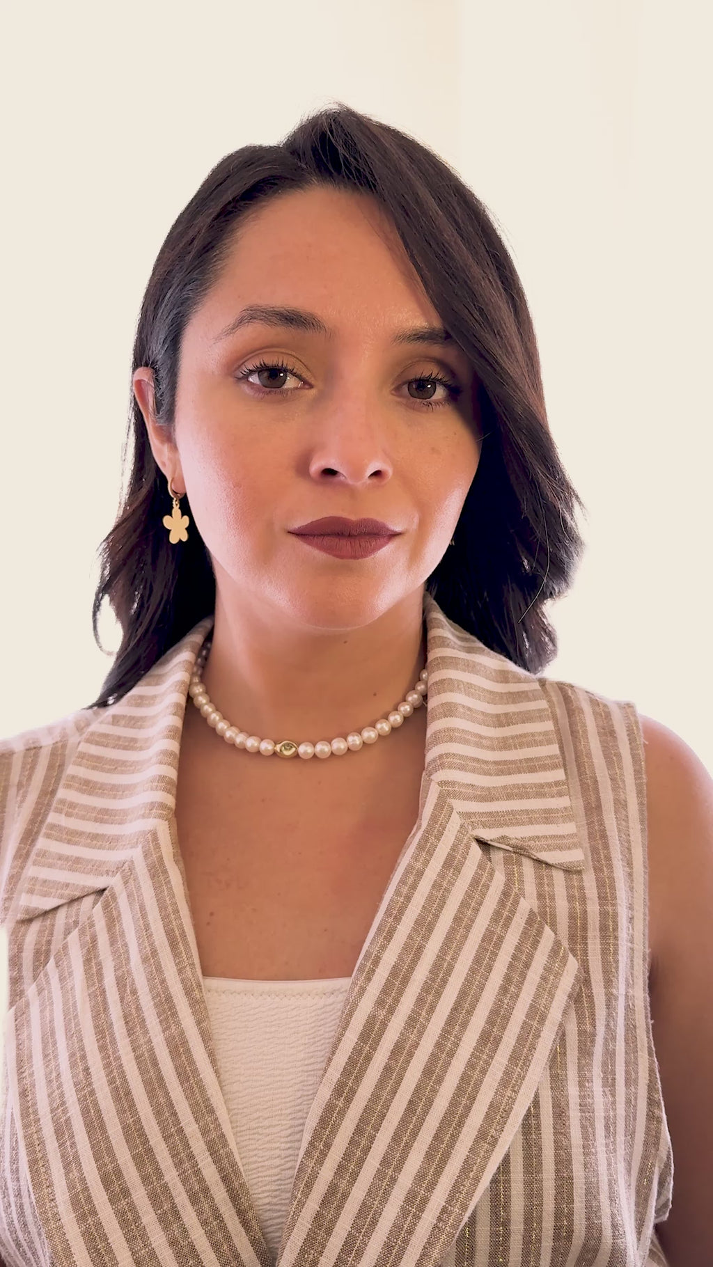 Modelo luciendo el Collar Aura de MAVIS elaborado con perlas naturales de agua dulce, una joya artesanal elegante y minimalista para uso diario.