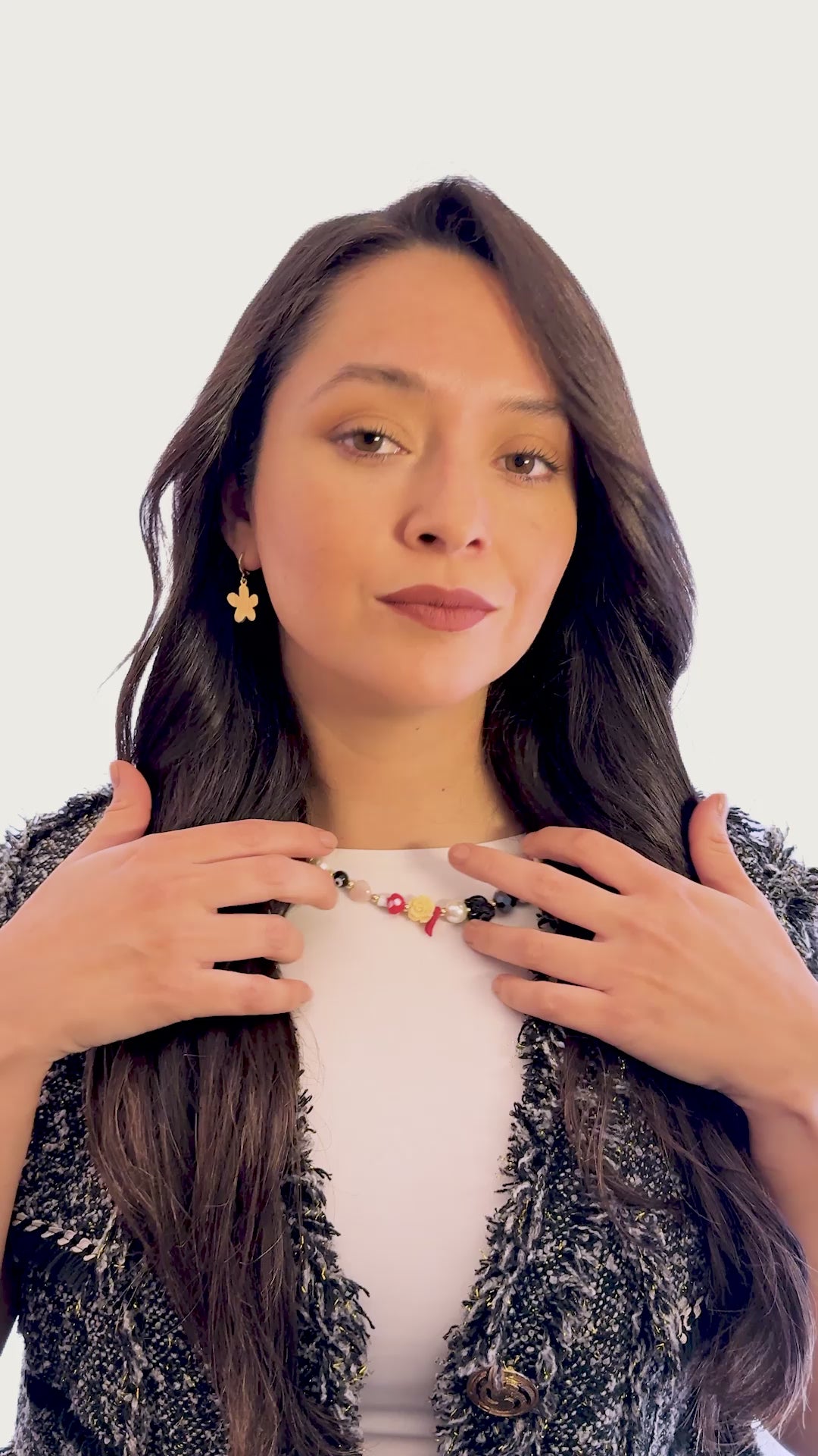 Modelo usando el Collar Fortuna de MAVIS con amuletos de protección, perlas y cristales en un diseño artesanal colorido.